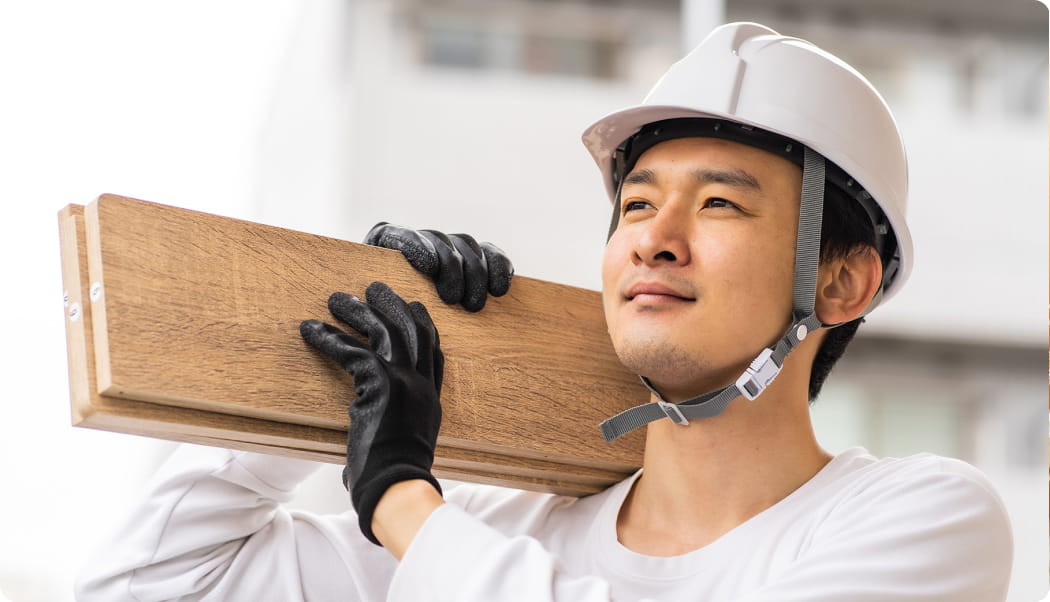 木材を運ぶ男性