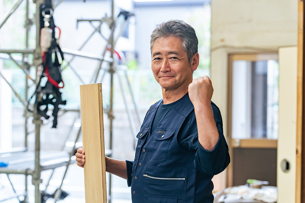 ガッツポーズをする男性