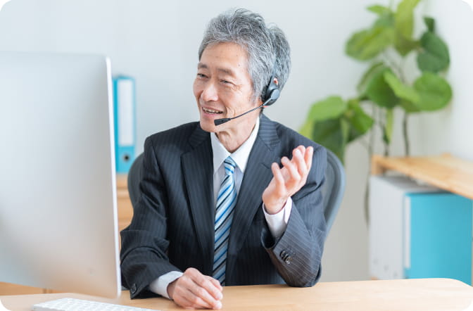 スーツ姿で説明する中年男性
